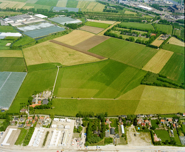840487 Luchtfoto van een boerderijcomplex (links) aan de Groenedijk te De Meern (gemeente Vleuten-De Meern), uit het ...